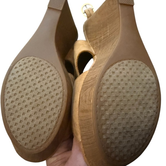 TC Tan Sandals with Crisscross Straps and Block Heel - Picture 4 of 4